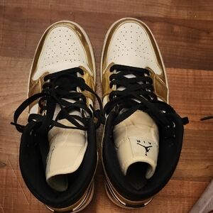 Jordan Men's Sneakers in Gold and White